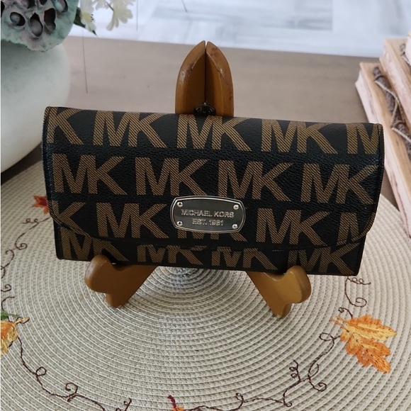 Michael Kors Fold Over Snap Closure Wallet. MK Logo on outside. Great Condition - Picture 12 of 16